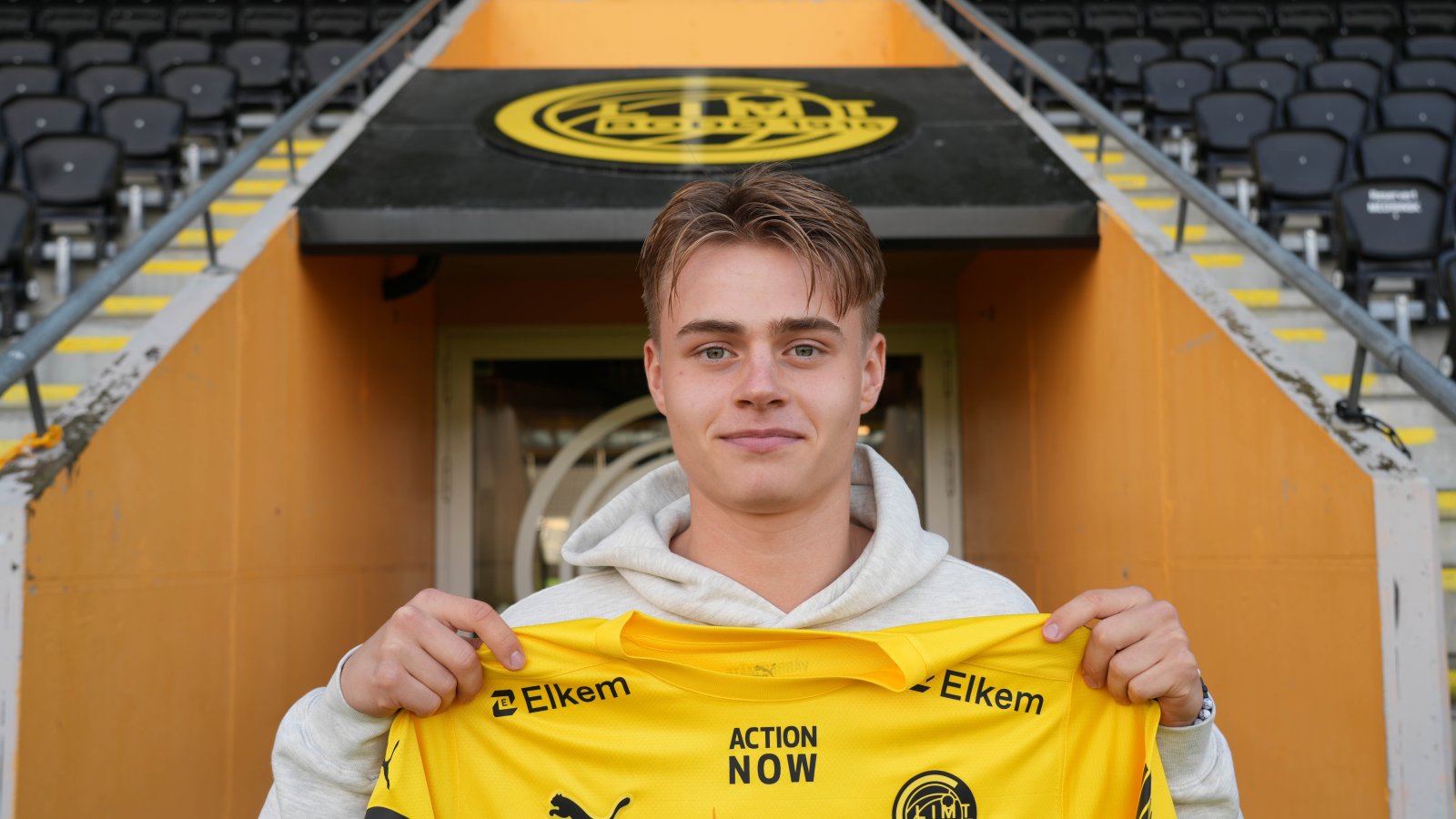 Magnus Fagervik Antonsen har skrevet proffkontrakt med Glimt. Her holder han en gul drakt opp foran spillertunellen på Aspmyra.