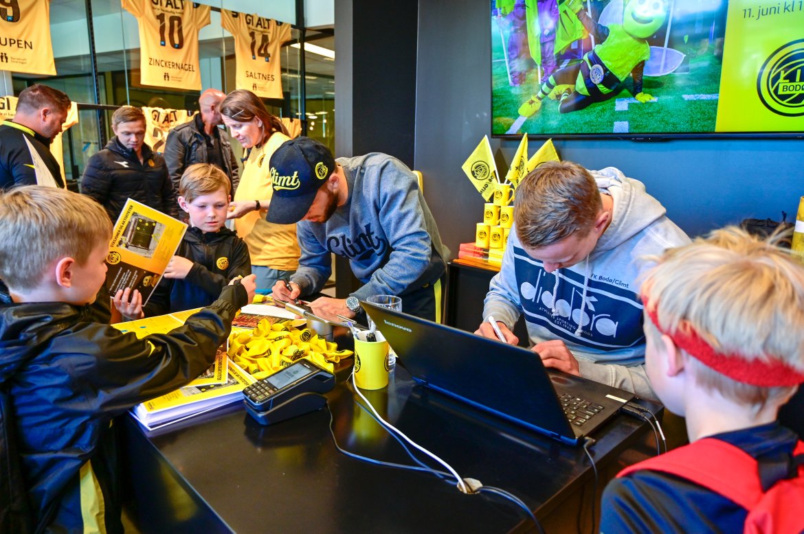 Philip Zinckernagel og Marius Lode signerte og solgte utstyr i supportershop'en. 