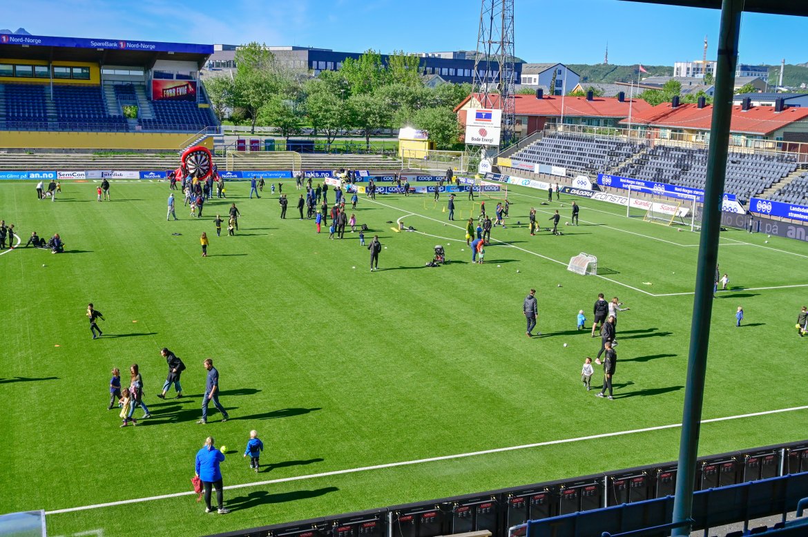 Både inne på stadion og ute på banen var det masse folk på Åpen dag. 