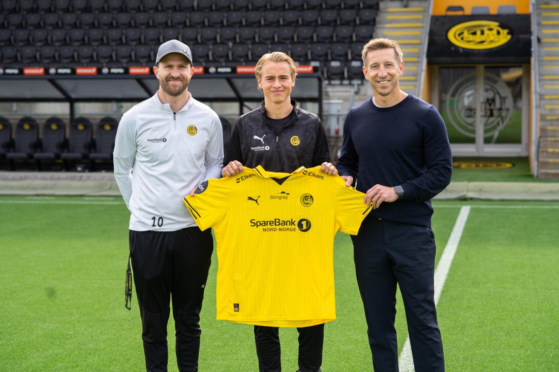 SIGNERT: Leder for Glimt-Akademiet Olav Øverli (t.v), Milton Käld og hans agent, Chris. Foto: Oda Viken