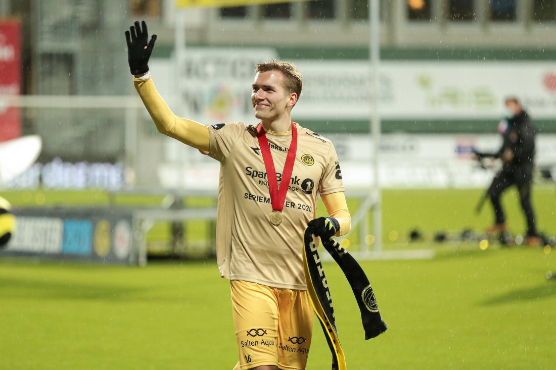 Morten Ågnes Konradsen vinker til publikum i seriemesterdrakt og med gullmedaljen rundt halsen etter 3–0-seieren mot Viking på Aspmyra i desember 2020