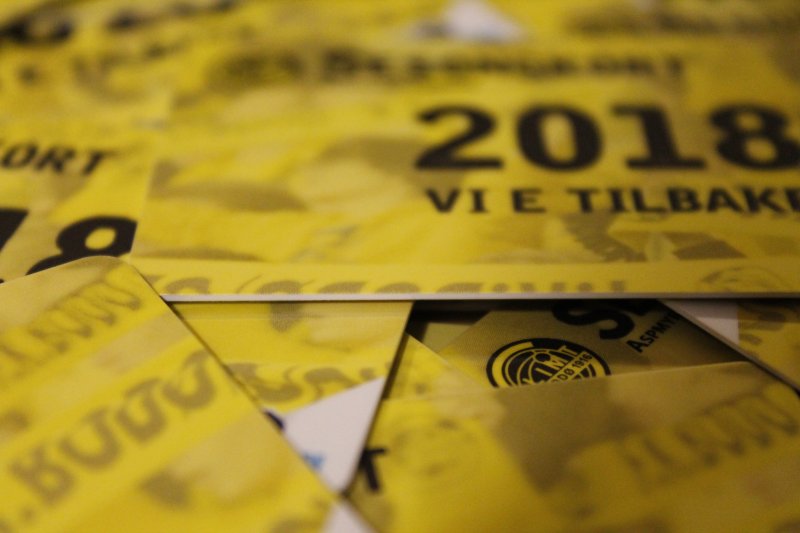 Klare for salg: Kortene har kommet og er klare til å havne i lomma di. Foto: Niklas Aune Johnsen