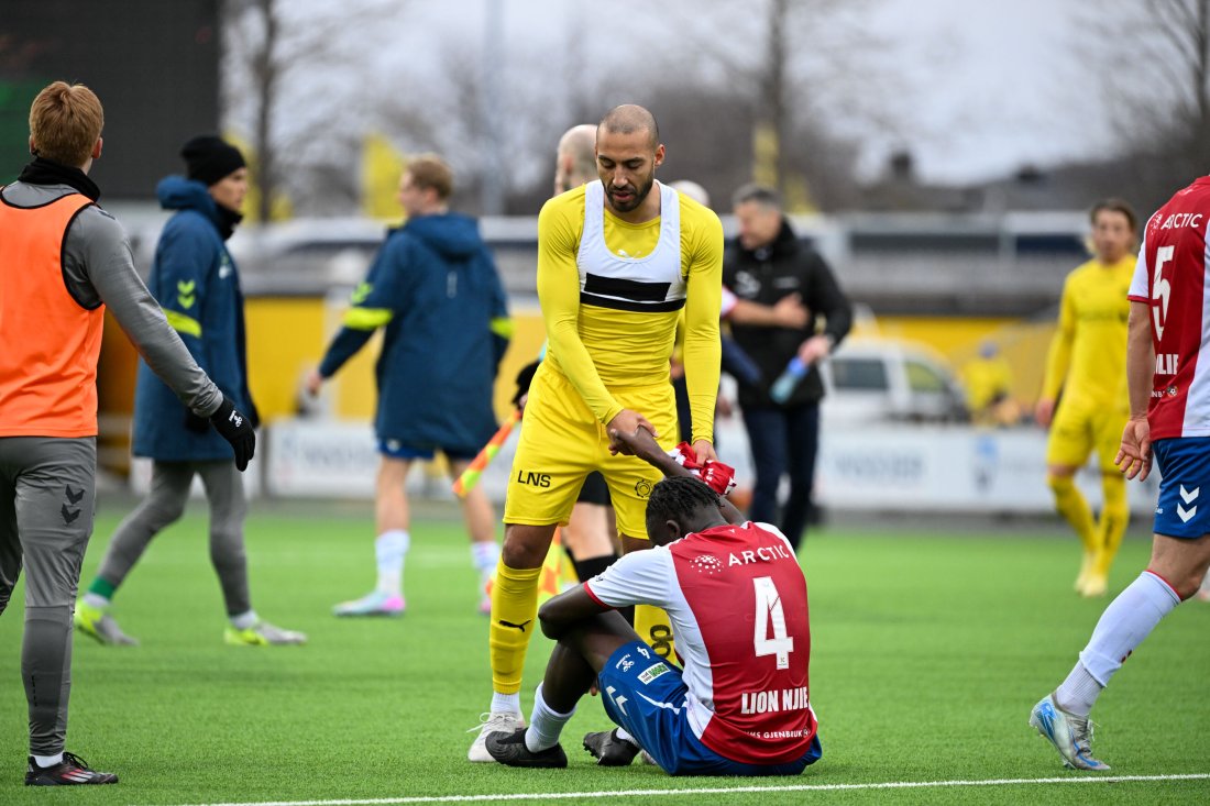 VENNER SOM FIENDER: Haitam Aleesami trøster gode venner etter 3–0-seieren over gamle lagkamerater i april. 