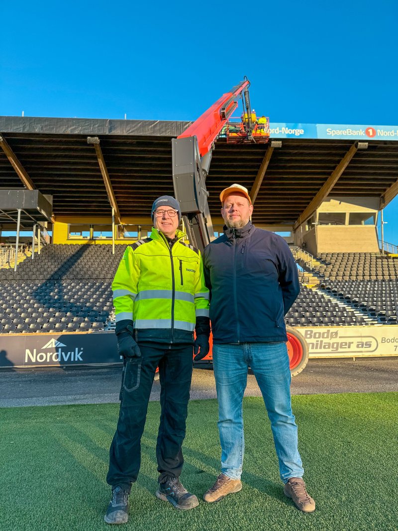 Ramirent på besøk på Aspmyra Stadion. Avdelingsleder, John Åge Selstad og Salgsrådgiver, Viktor Paul Kristiansen. Foto: Vilde Hiller Rasmussen/glimt.no