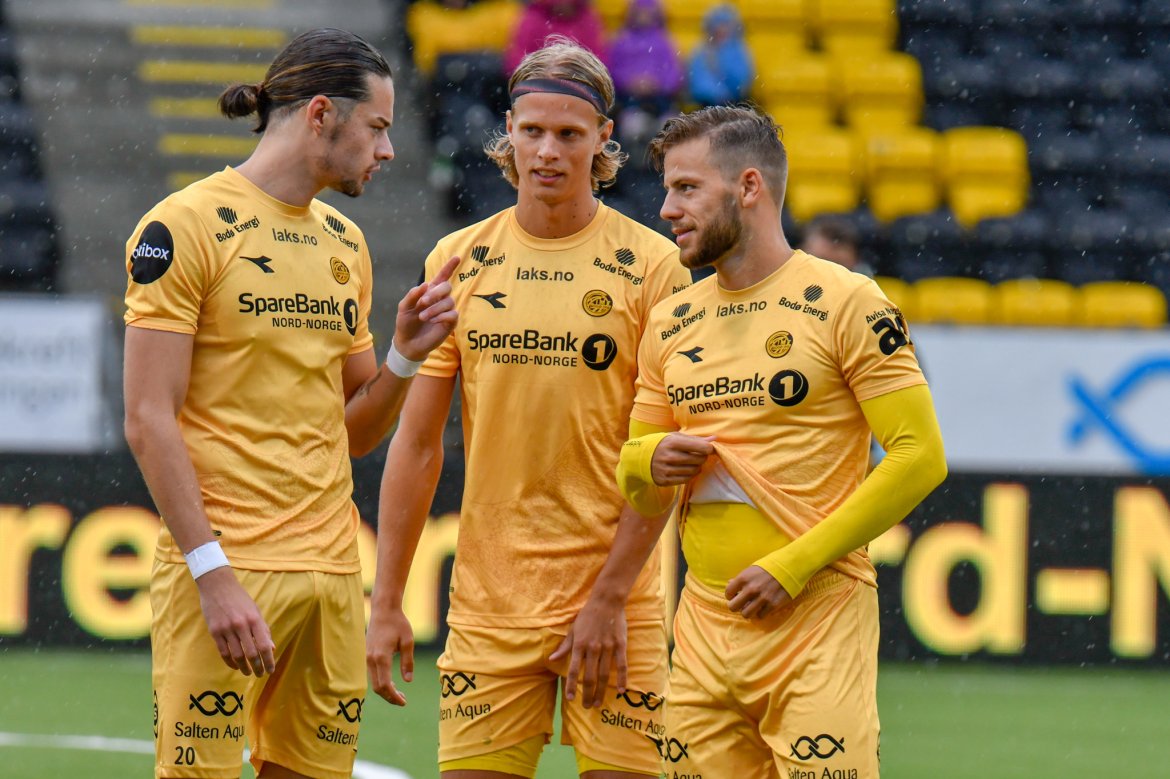 Amor Layouni, Ulrik Saltnes og Philip Zinckernagel snakker sammen under kampen mot Kristiansund. 