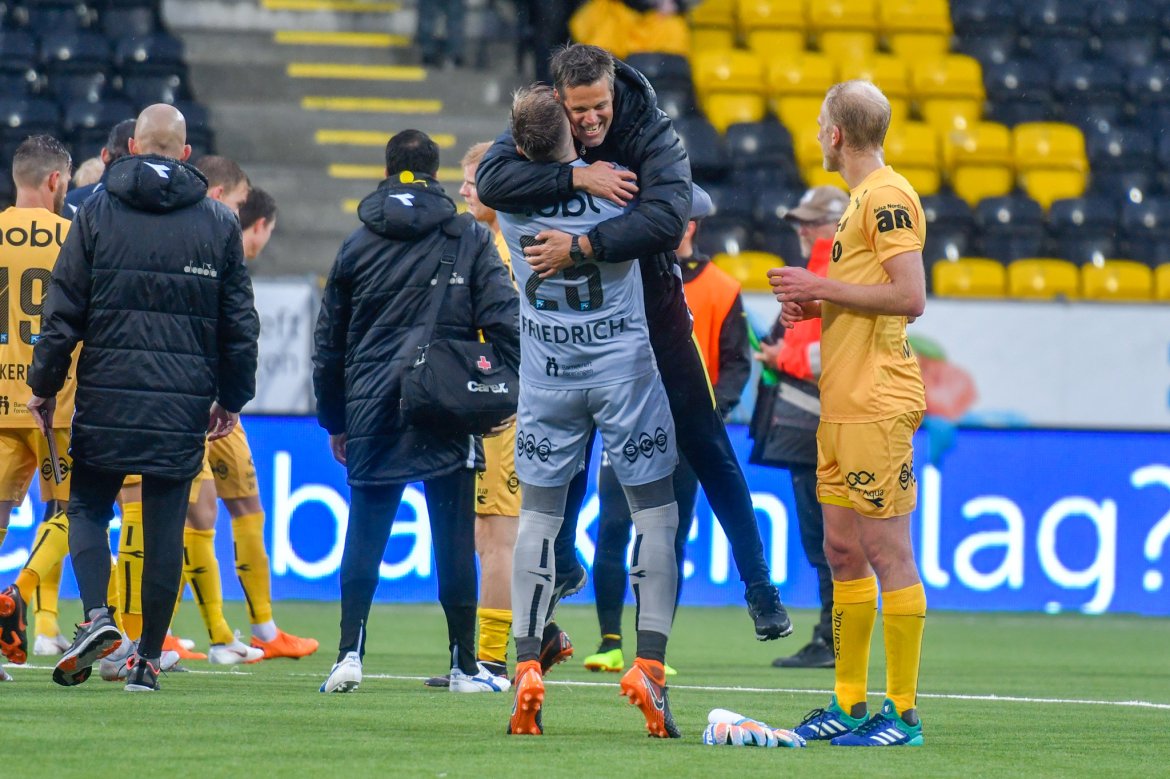 Trener Kjetil Knutsen får en god klem av keeper Ricardo Friedrich etter seieren mot Kristiansund.