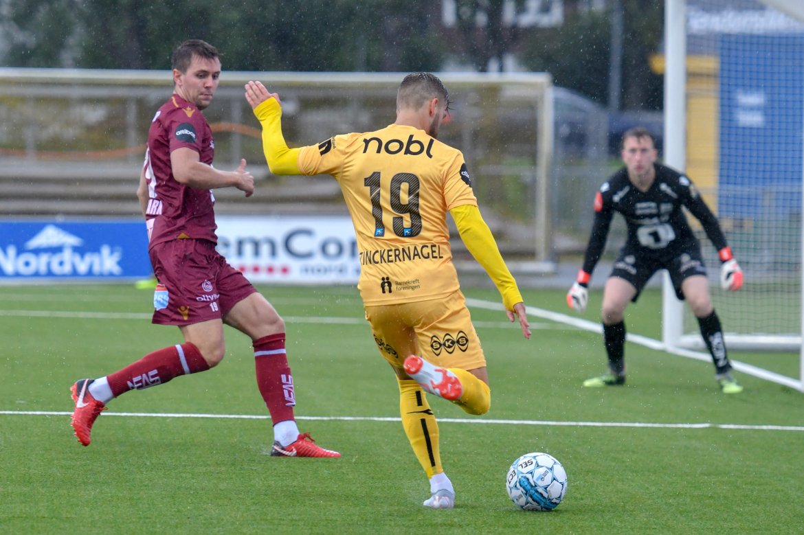 Philip ZInckernagel sikter mot mål i kampen mot Kristiansund.