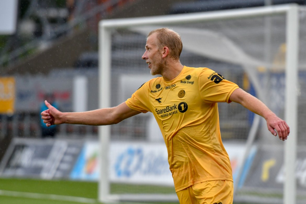 Vegard Leikvoll Moberg gir tommelen opp under kampen mot Kristiansund.