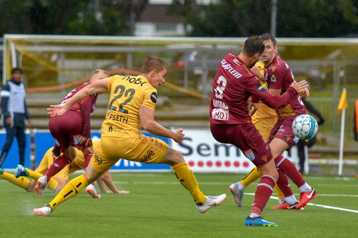 Kristian Fardal Opseth i duell mot Kristiansund. 