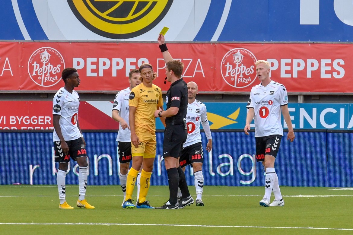 Ulrik Saltnes får gult kort under kampen mot Odd.