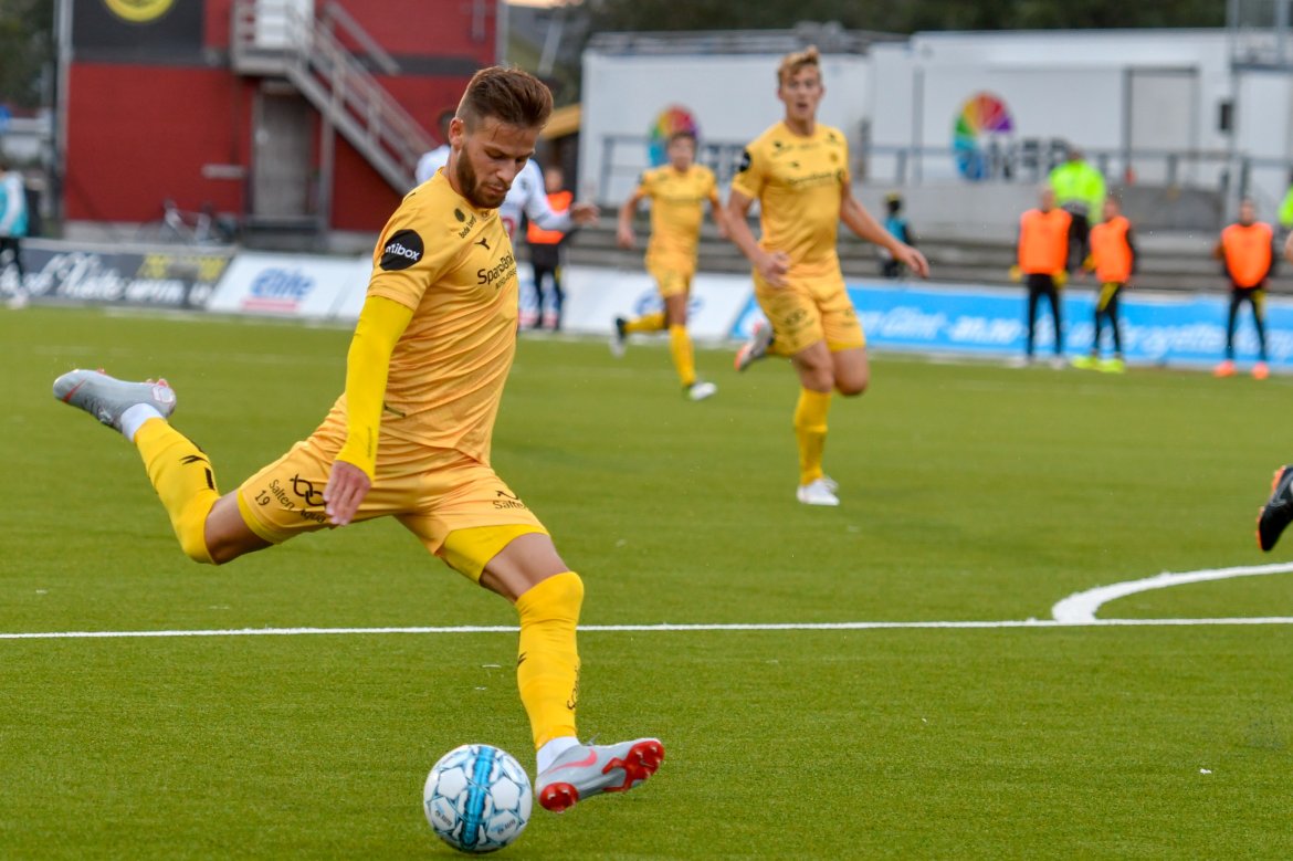 Philip Zinckernagel skyter ballen mot mål under kampen mot Odd på Aspmyra.