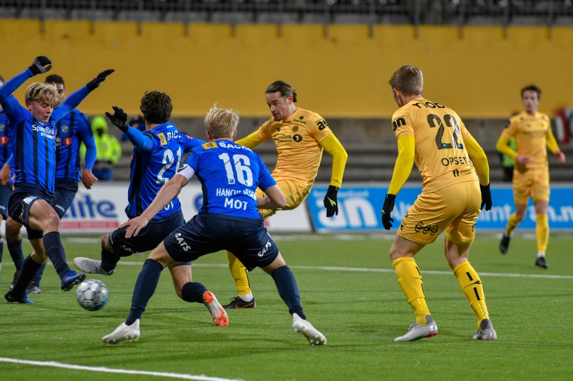 Amor Layouni skyter mot mål i kampen mot Stabæk.