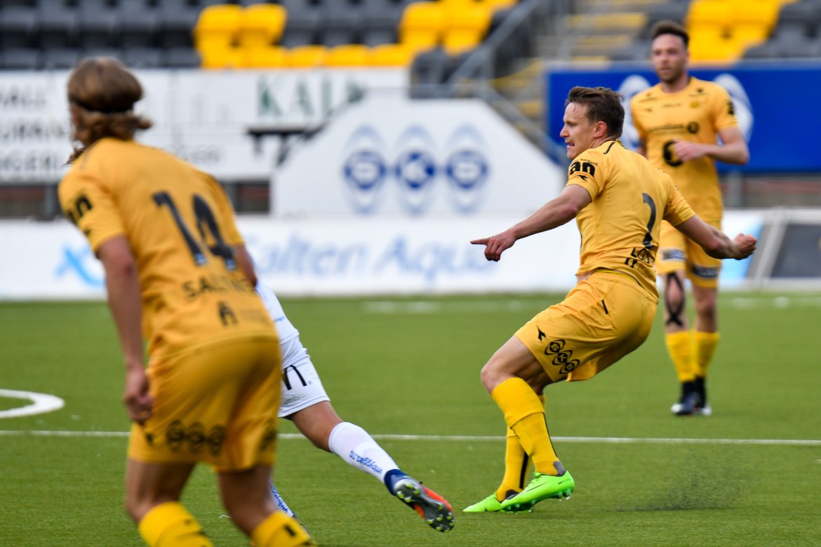 KRAFT I KULA: Midtstopper Marius Lode sender avgårde en stilfull pasning i kampen mellom Bodø/Glimt og Jerv på Aspmyra. (FOTO: Kent Even Grundstad)