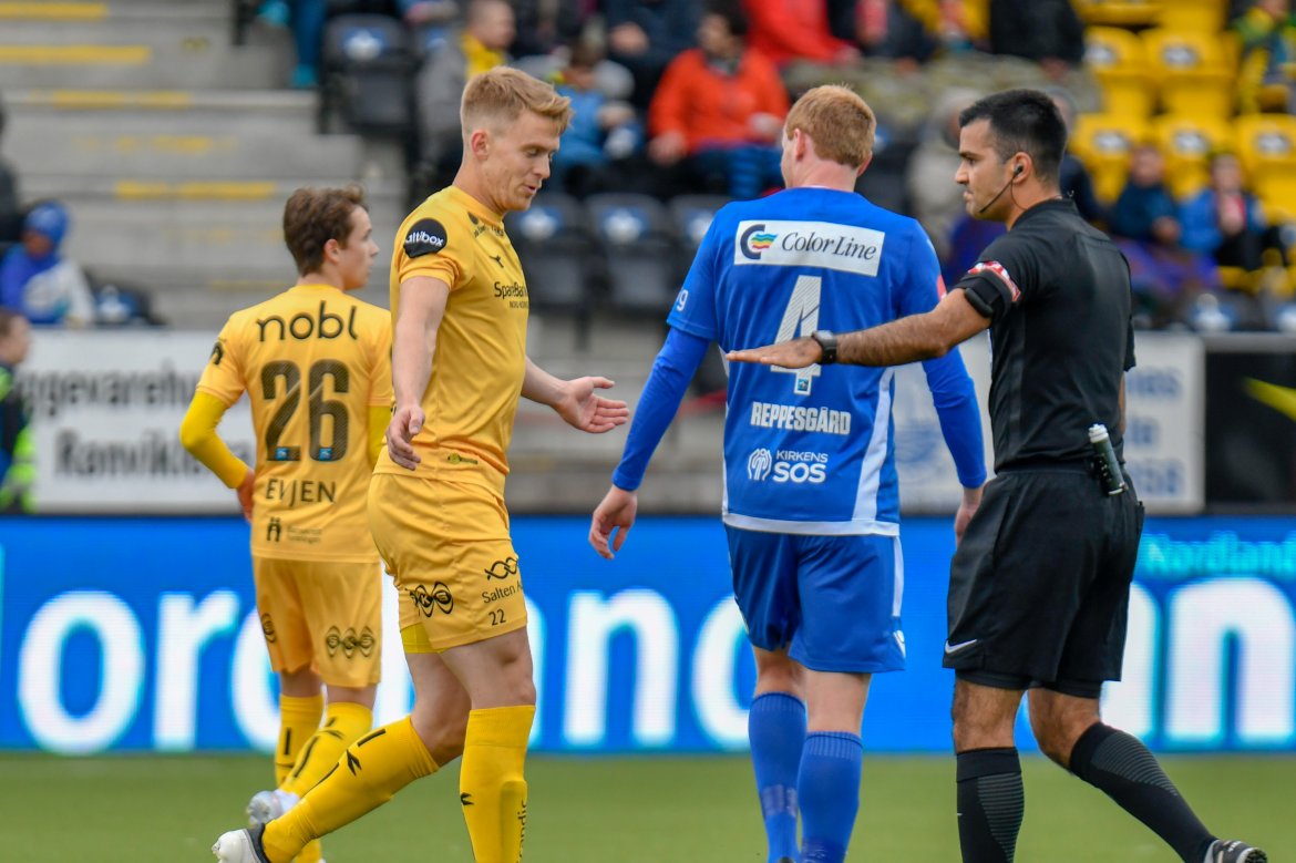 Kristian Fardal Opseth er ikke helt enig med dommeren under kampen mot Sandefjord.