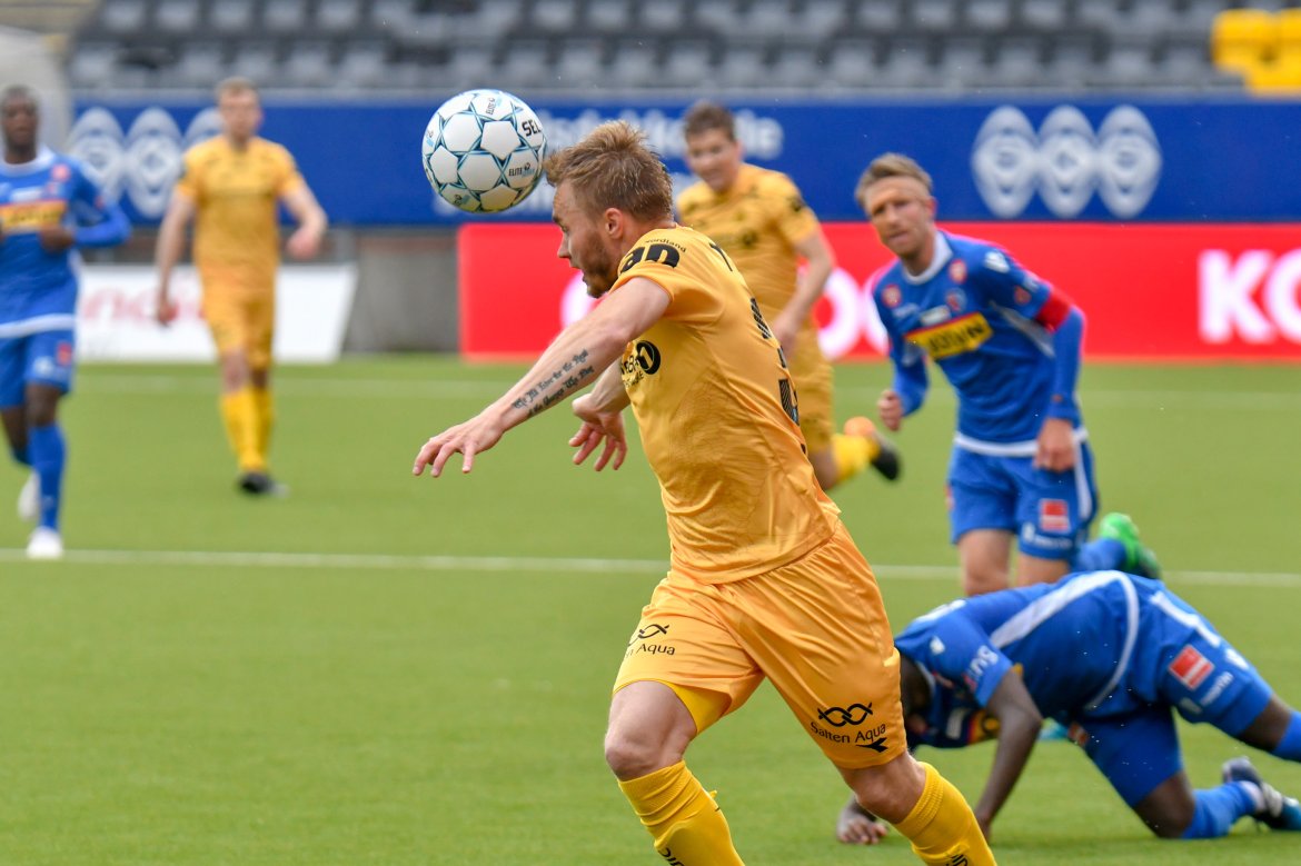 Trond Olsen header ballen under kampen mot Sandefjord.