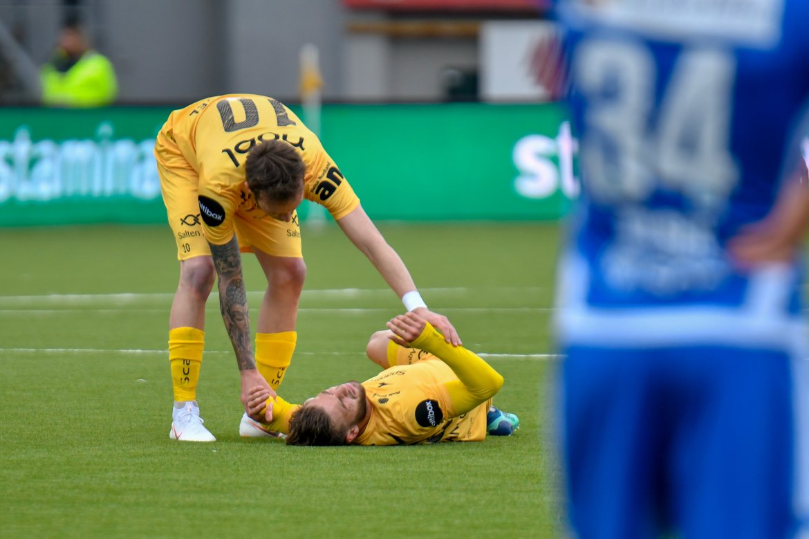 Philip Zinckernagel ligger nede under kampen mot Sandefjord.