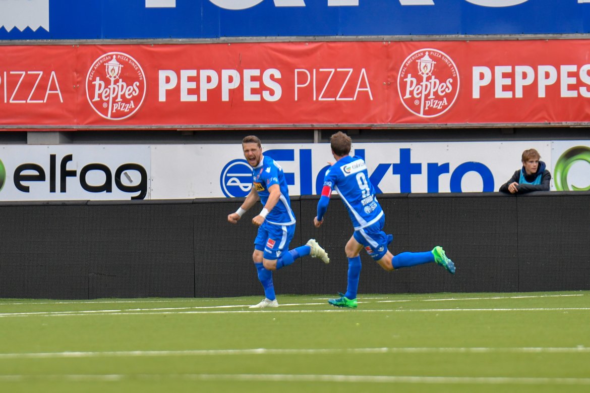 Sandefjord feirer mål på Aspmyra.