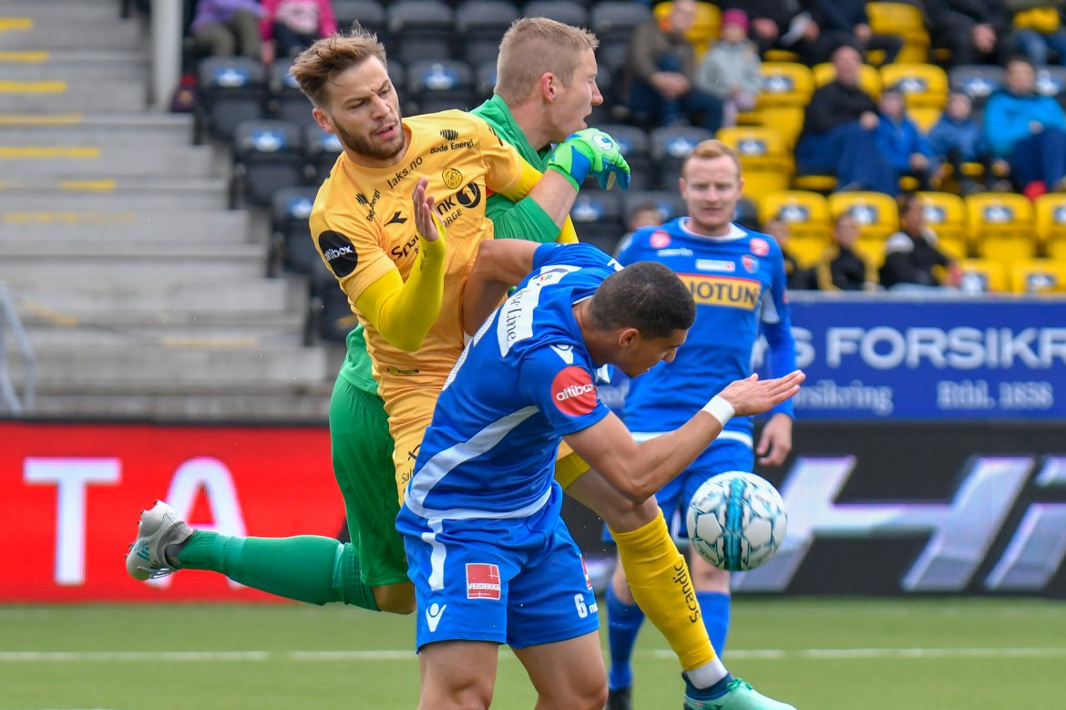 Philip Zinckernagel i duell. 