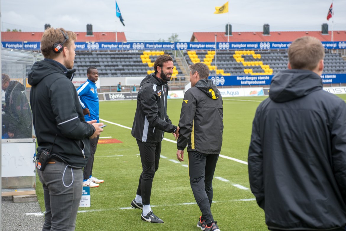 Sandefjords trener og Bodø/Glimts trener Kjetil Knutsen håndhilser før kampen.