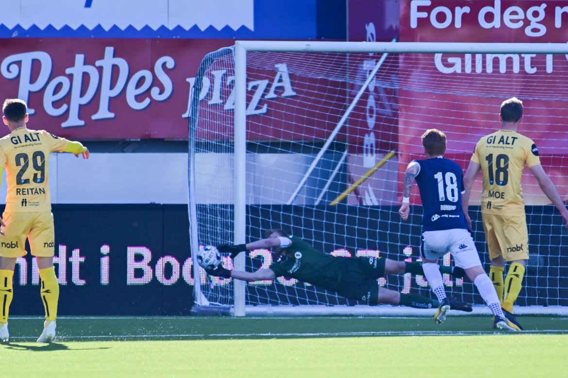 Redning av Ricardo Friedrich under kampen mot Strømsgodset. 