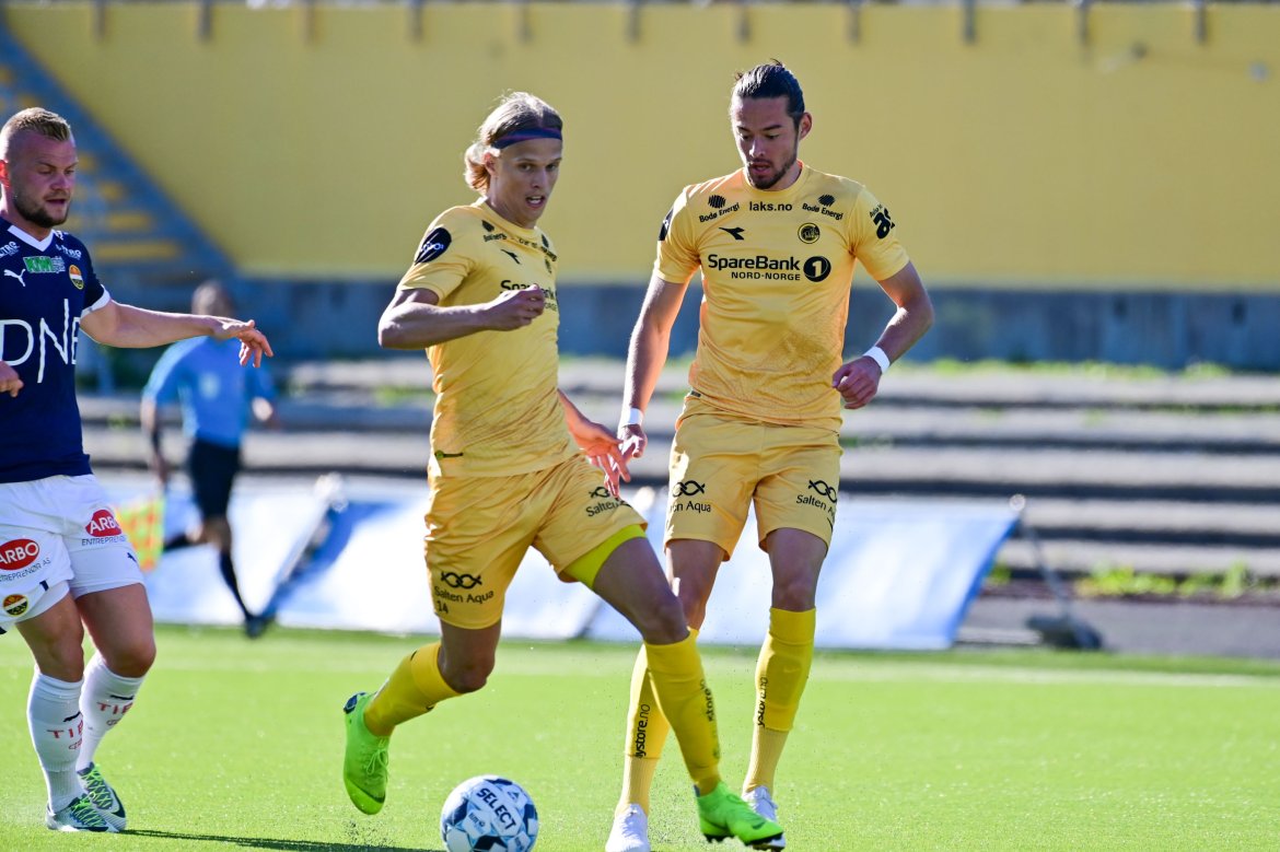 Ulrik Saltnes og Amor Layouni under kampen mot Strømsgodset. 