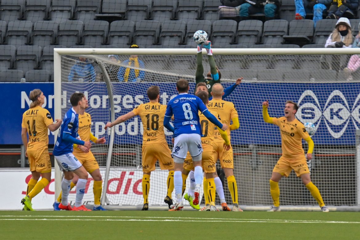 Ricardo slår ballen ut under kampen mot Sarpsborg 08. 