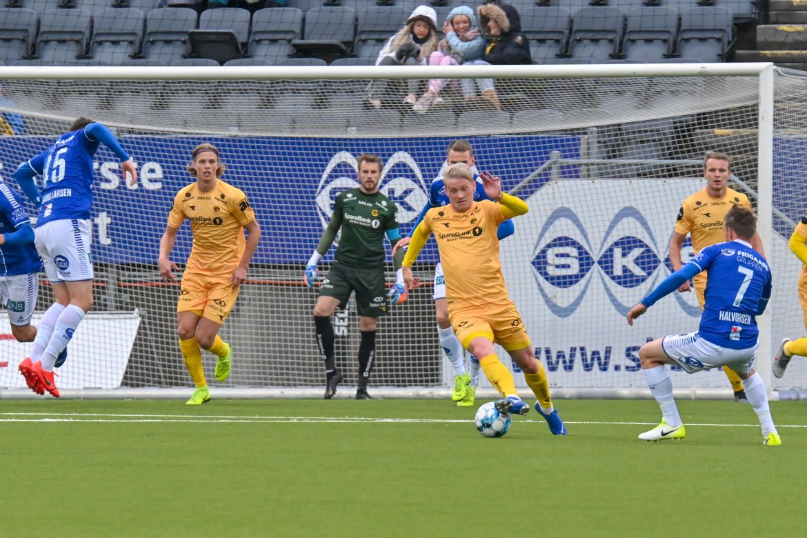 Geir André Herrem har ballen under kampen mot Sarpsborg 08.