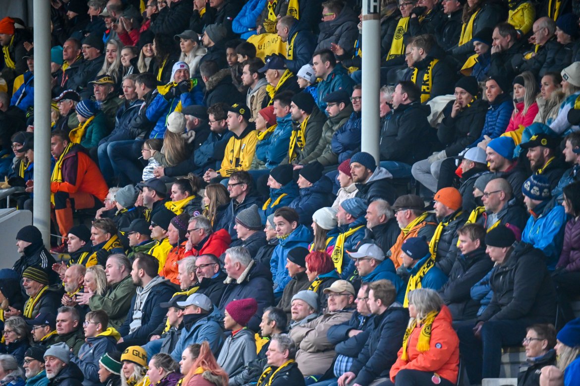 Fulle tribuner på Aspmyra.