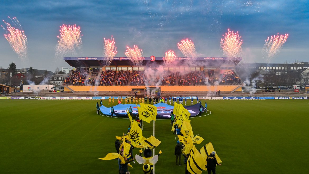 TNT Pyro sørger for å sette skikkelig stemning før kampen. 