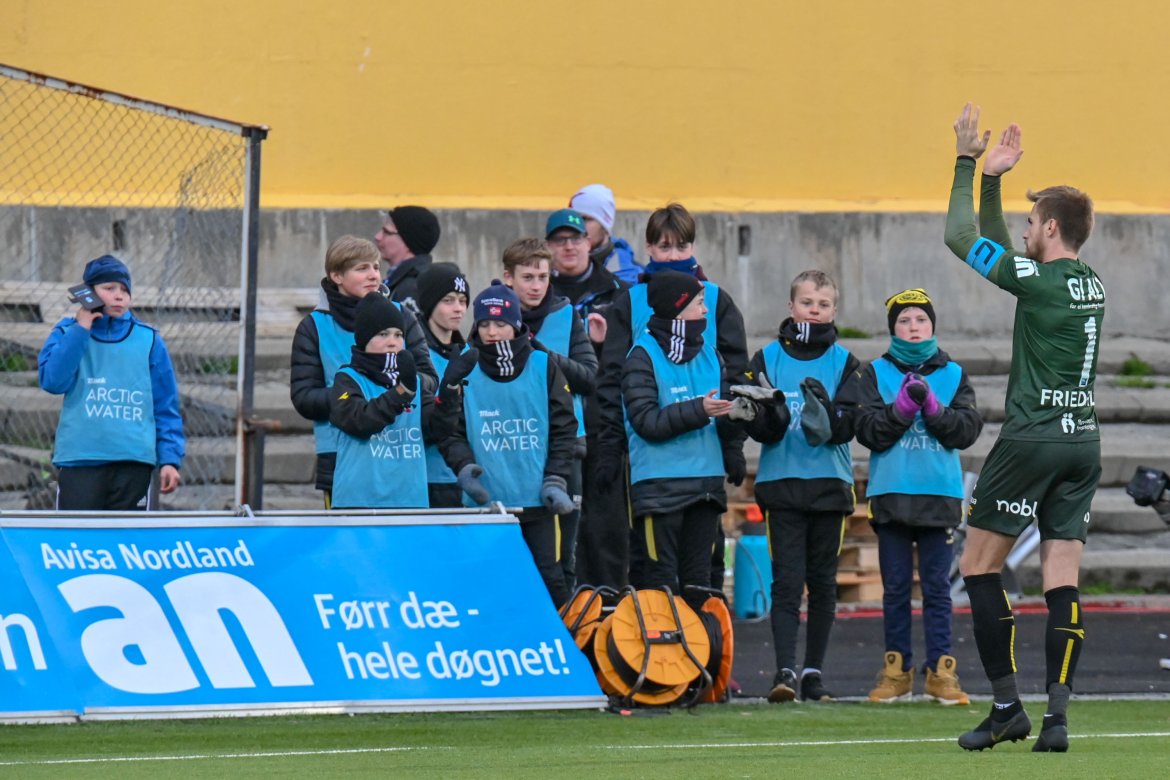 Ricardo takker publikum for oppmøte.