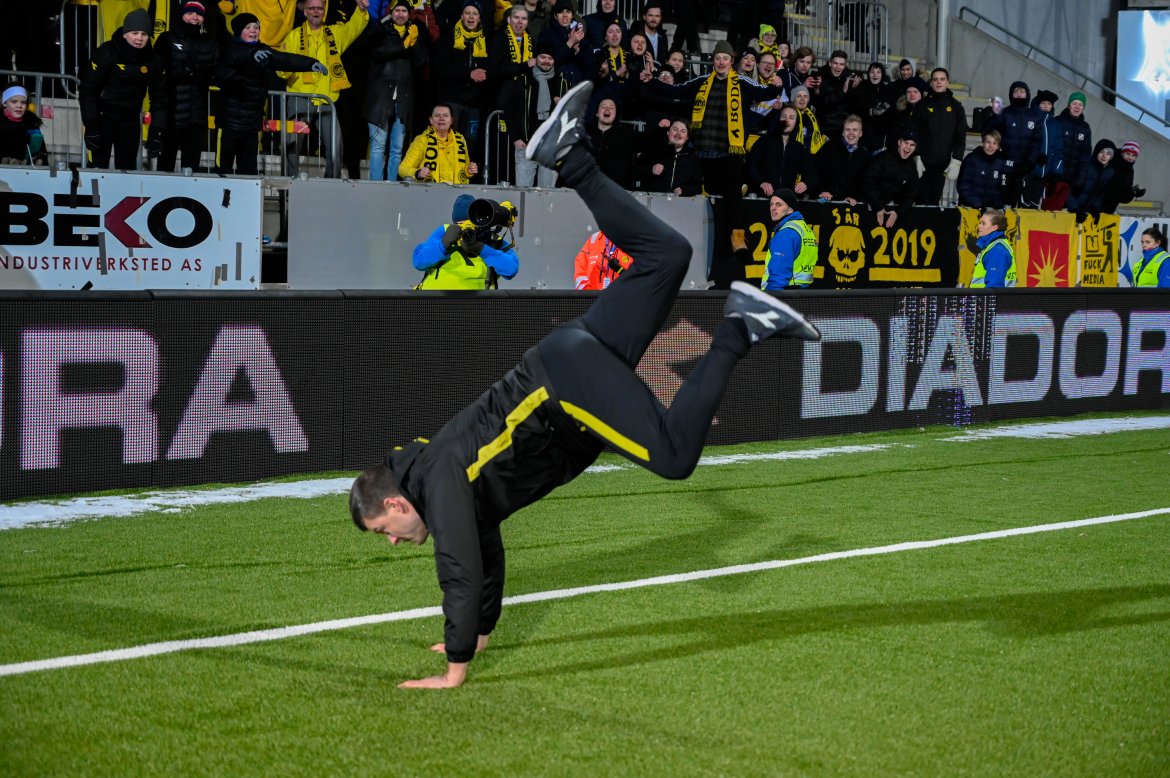 Aasmund Bjørkan danser etter kampen mot Rosenborg.