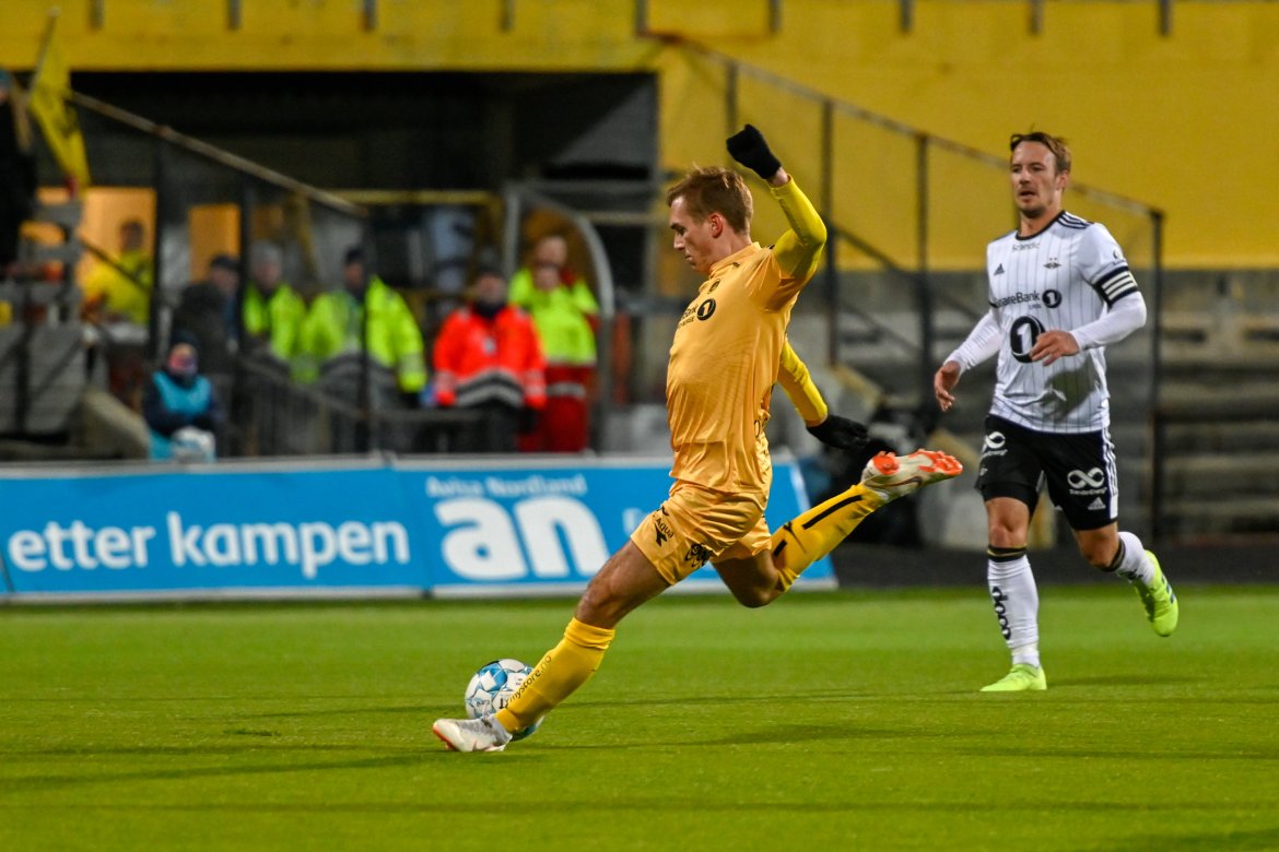 Morten Konradsen setter dette skuddet rett i mål under kampen mot Rosenborg. 