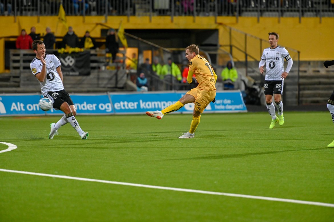 Her setter Morten Konrandsen ballen i mål, og sender Glimt inn i en 1-0 ledelse før pausen i kampen mot Rosenborg. 
