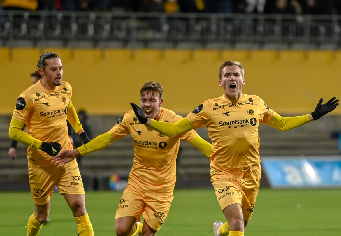 Morten Konradsen feirer målet sammen med Amor Layouni og Fredrik André Bjørkan i kampen mot Rosenborg 31. mars 2019. 
