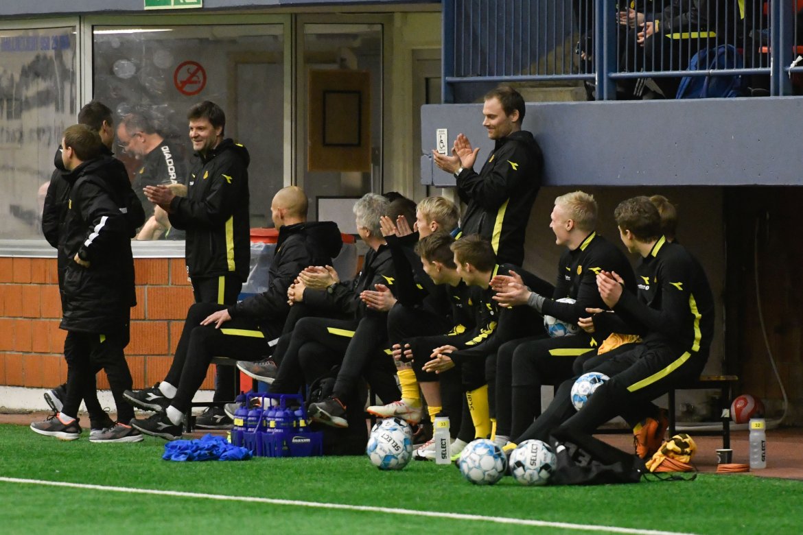 Benken under treningskampen mot Aalesund.