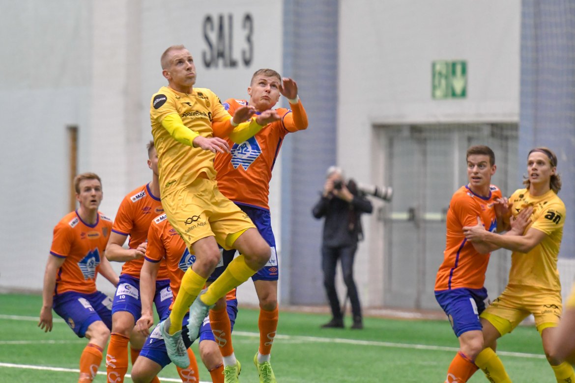 Vegard Leikvoll Moberg i duell mot Aalesund.