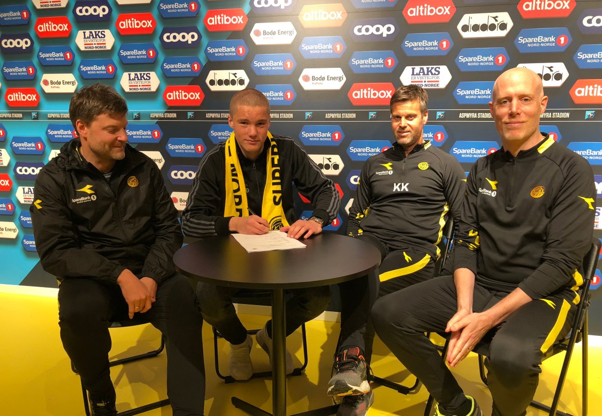 Aasmund Bjørkan, Casper Øyvann, Kjetil Knutsen og Gregg Broughton under signeringen. 