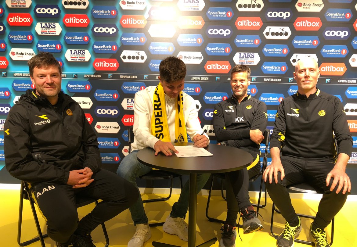 Aasmund BJørkan, Andreas van der Spa, Kjetil Knutsen og Gregg Broughton under signeringen. 