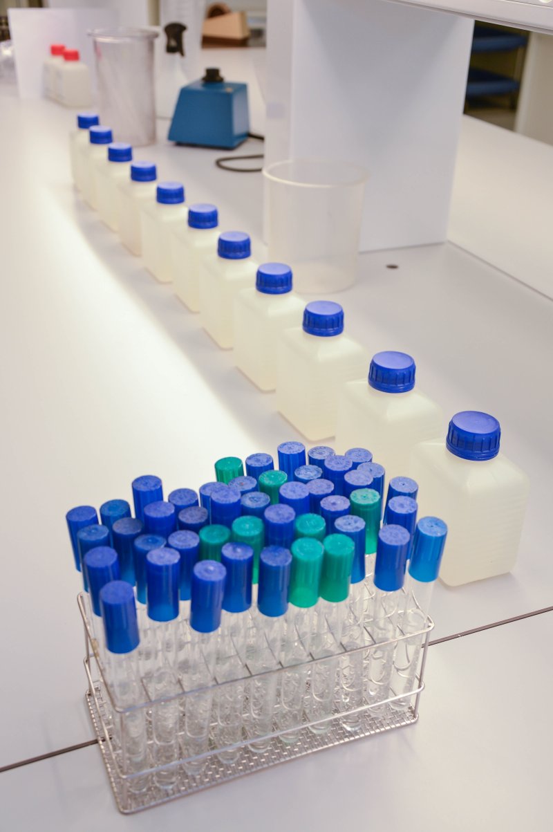 Labora sikrer innbyggerne i Salten rent drikkevann. Vann klart til testing. Foto: Lise Fagerbakk, innholdsmarkedsfører i Avisa Nordland