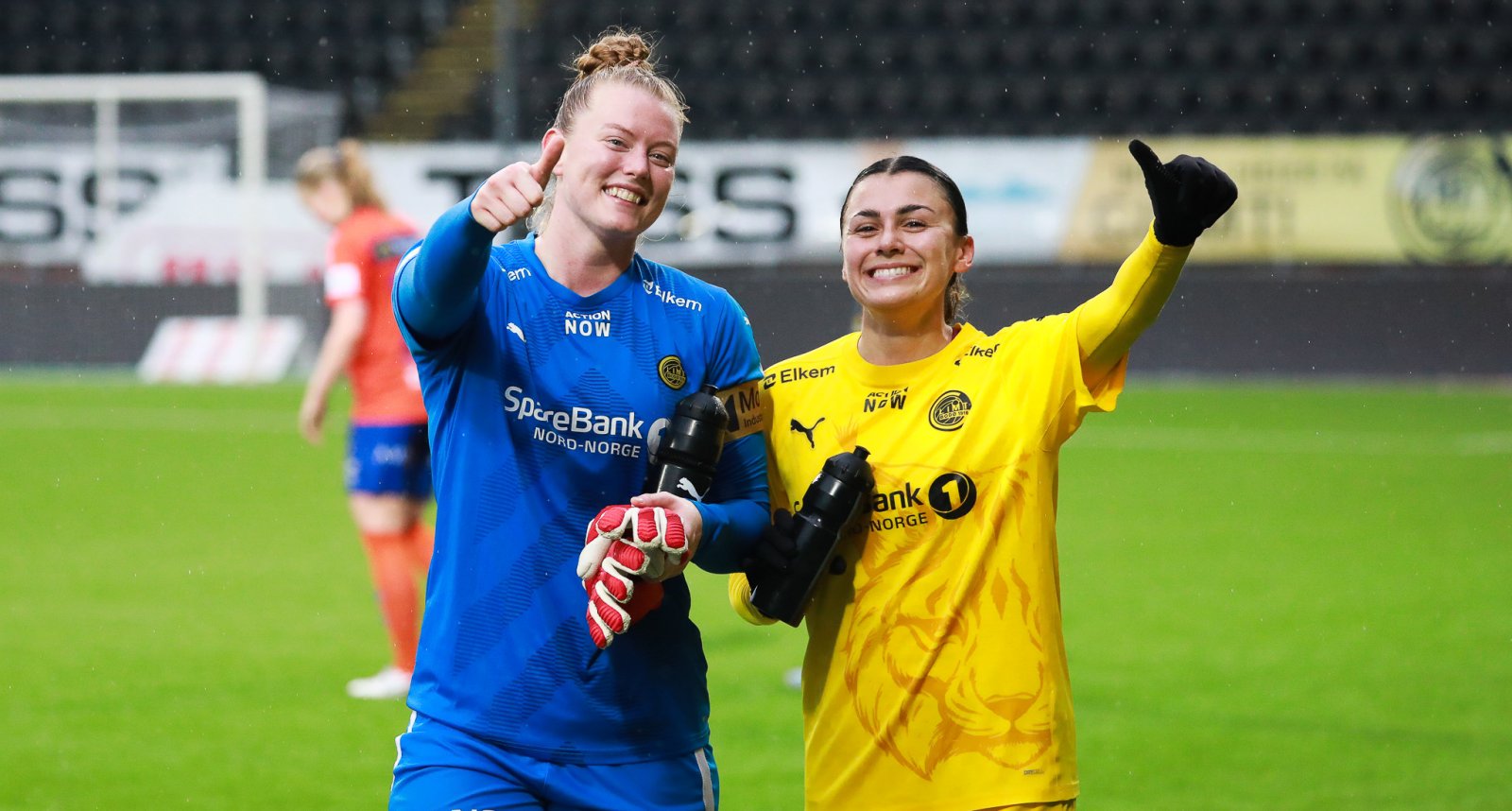 Bildet viser Aubrei Corder og Claudia Cagnina holder hver sin "tommel opp" etter kampen mot AaFK Fortuna i oktober 2024. Nå er de klare for Toppserien 2025.