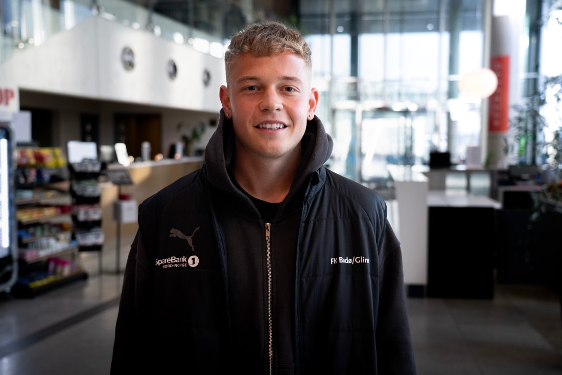 En smilende Sondre Auklend på hotellet i Stavanger.