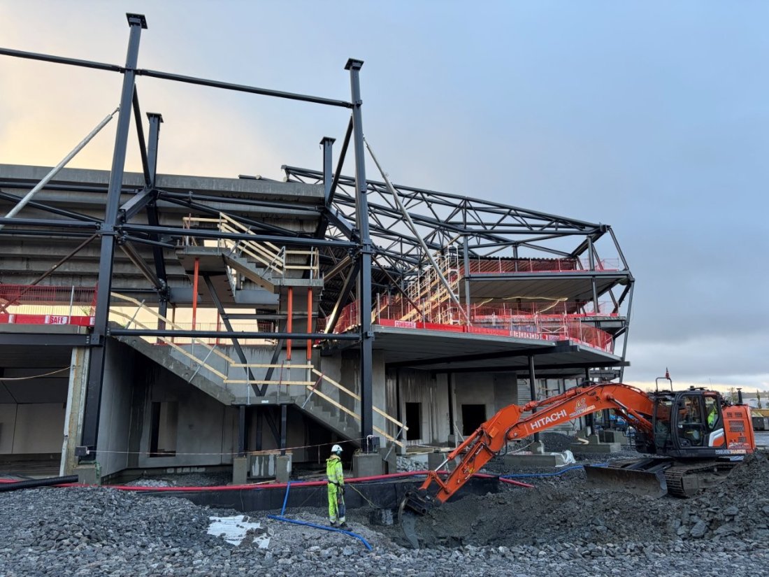 Bilde av Glimts nye arena på Thalleveiåkeren. Bildet viser en stålkonstruksjon og en gravemaskin