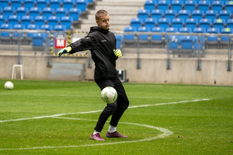 Isak Sjong på trening med A-laget. Foto: Kent Even Grundstad