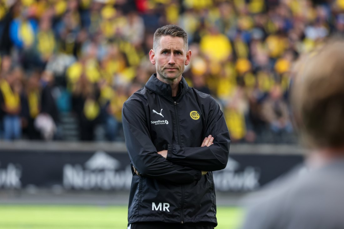 Bilde av Trener Martin Reier med aremen i kors under oppvarmingen foran Glimts seriekamp mot Lillestrøm på Aspmyra i 2026