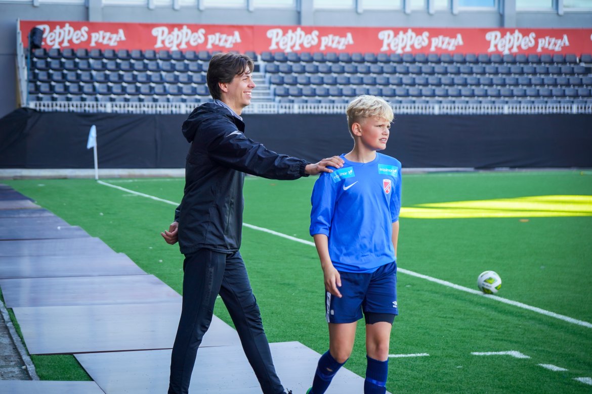 Spillere og Petter Mentzoni fra Glimt-akademiet under Salten Aqua-samling på Aspmyra 2022. Salten Aqua talentsamling.