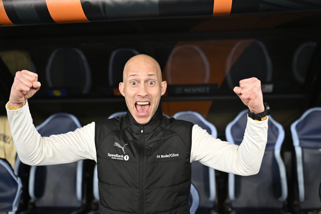 Jonas Kolstad knytter nevene og feirer avansement til semifinalen i Europa League 2024/25 etter seier mot Lazio på straffespark i Roma i påsken i april 2025